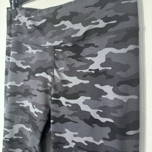 Maurices Gray Length 26" High Rise Camouflage Women's Luxe Leggings size L - Picture 4 of 9